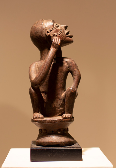 Antiquités africaines |  Statue Tshokwe - République démocratique du Congo | Profil gauche  