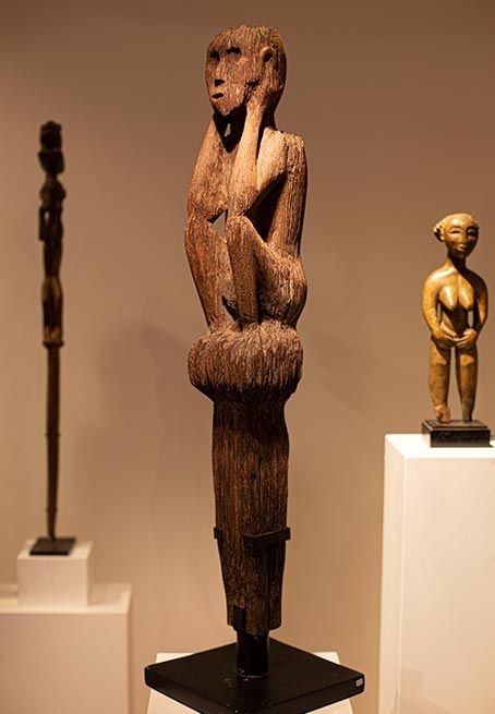 Antiquités Asiatiques | Statue Dayak - Indonésie | trois quart gauche