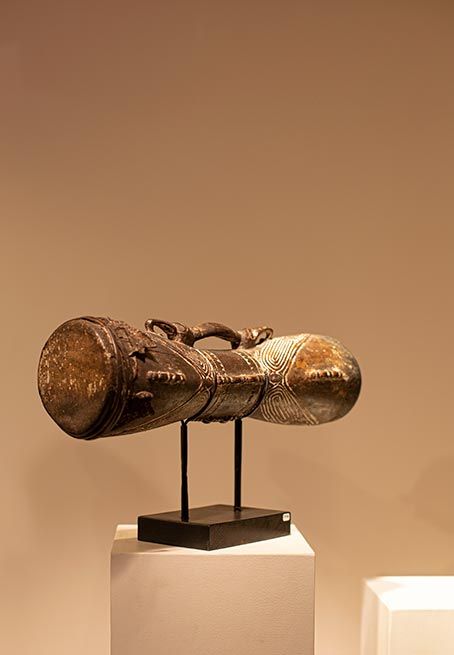 Antiquités Océaniennes | Tambour Sepik - Papouasie-Nouvelle-Guinée | Trois quart gauche  