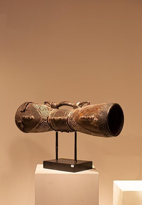 Antiquités Océaniennes | Tambour Sepik - Papouasie-Nouvelle-Guinée | trois quart droite